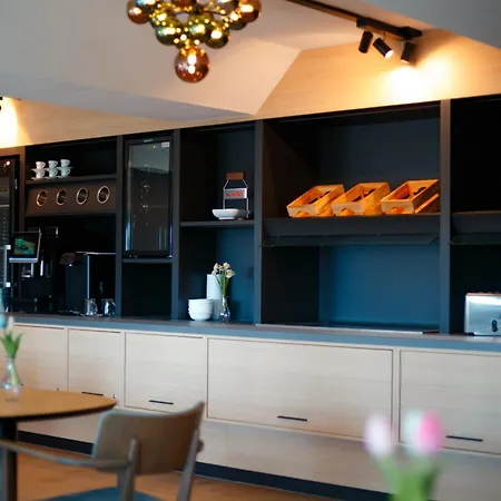 Magnet Hotel *