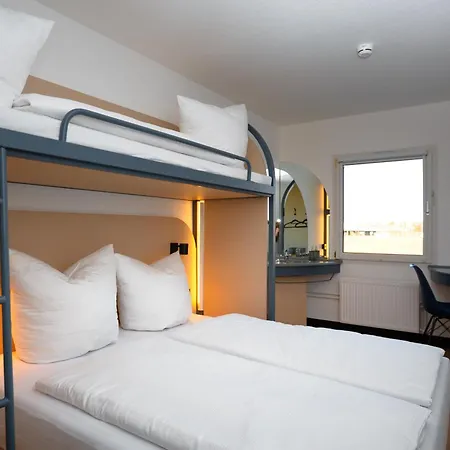 Magnet Hotel *